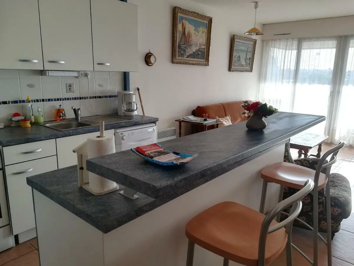 Apartamento T2 balcon vue sur mer actuellement gênée par un échafaudage parking et entrée sécurisés tout à pied Quiberon